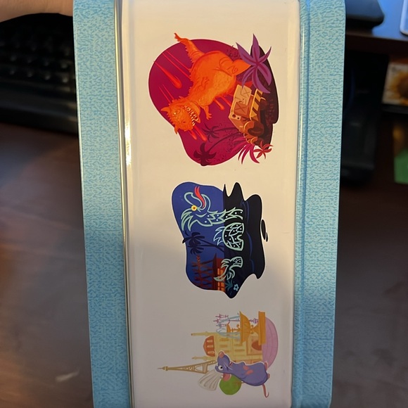 D23 Exclusive Tin Lunchbox with Five Pins - Picture 7 of 9